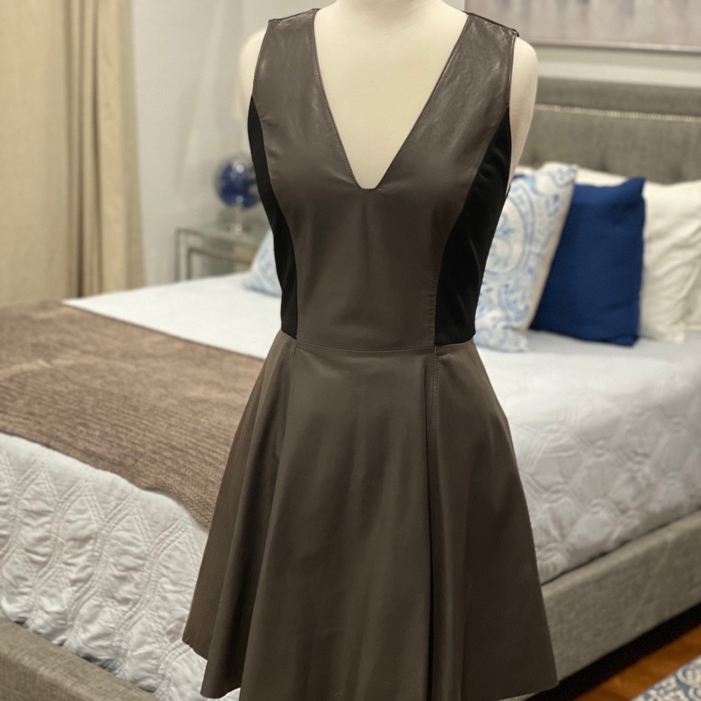 Cute Alice&Olivia gray and black small dress